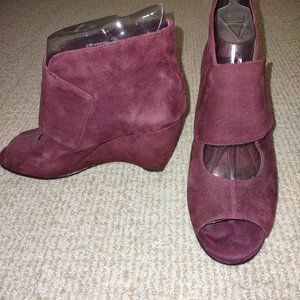 Like new! Aerosoles plum suede wedge. EUC. Size 6 1/2.